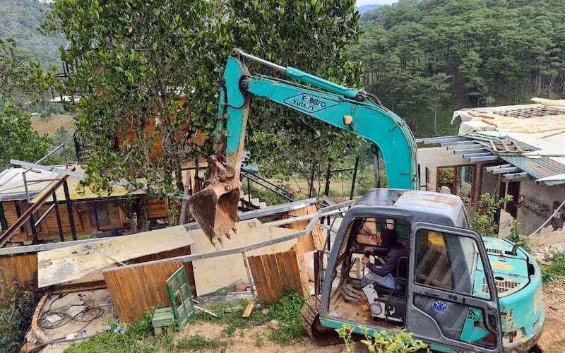 Lực lượng chức năng tiến hành tháo dỡ công trình trái phép tại tiểu khu 268.