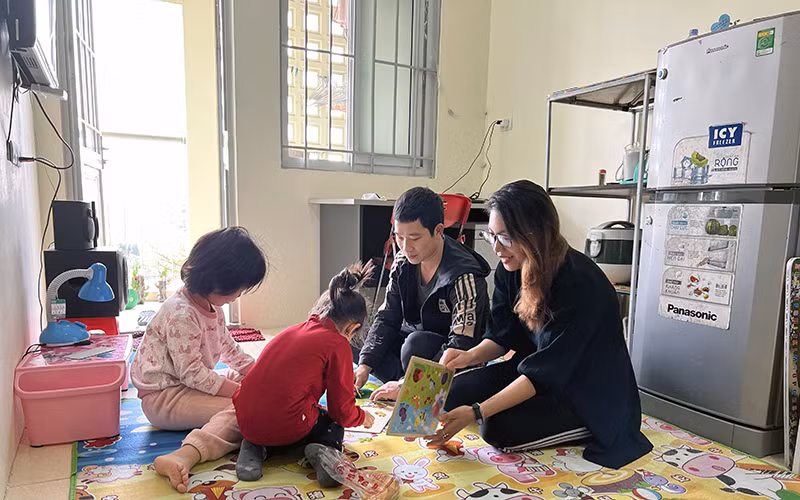 Niềm vui của gia đình chị Trịnh Ngọc Anh trong căn nhà mới được thuê theo tiêu chuẩn. 