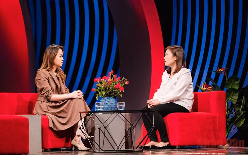 Chị Thu (bên phải ảnh) chia sẻ tại chương trình. (Ảnh: VTV)