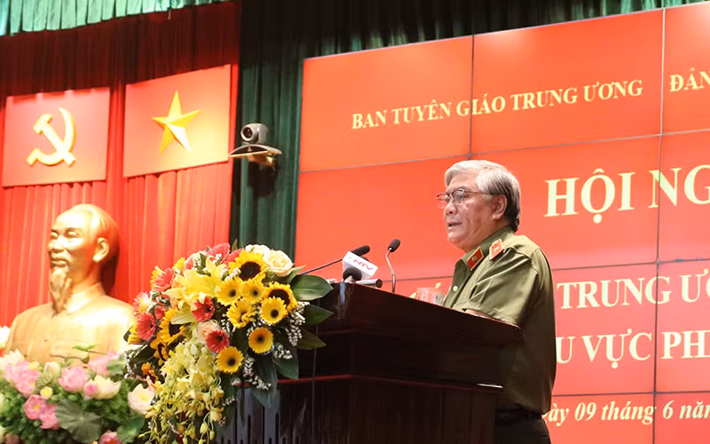 Báo cáo viên Bộ Công an trình bày thông tin về kỷ niệm 60 năm ngày truyền thống lực lượng Công an nhân dân.