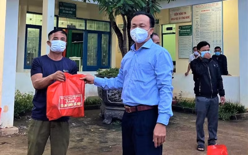 Lãnh đạo Huyện ủy Krông Pắc thăm và tặng quà cho các lao động đang cách ly tại nhà.