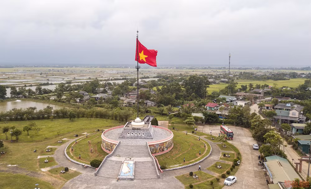 Trong suốt những năm “cách xa”, lá cờ đỏ sao vàng bên bờ Bắc vĩ tuyến 17 như biểu tượng bất diệt của niềm tin, ý chí và sức mạnh cũng như khát vọng thống nhất non sông của toàn dân tộc Việt Nam. (Ảnh: THÀNH ĐẠT)