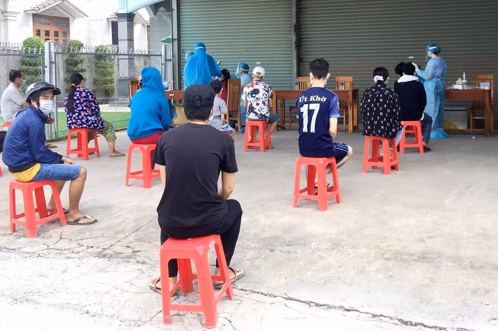 Lấy mẫu xét nghiệm Covid-19 cho người dân phường Tân Phước Khánh, thị xã Tân Uyên vào ngày 27/6 (Ảnh: CDC Bình Dương).