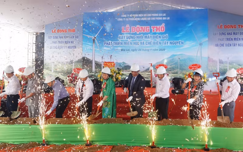 Các đại biểu tiến hành thủ tục động thổ khởi công xây dựng công trình.