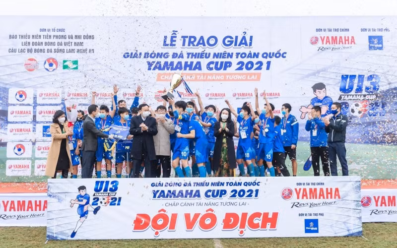 Đội PVF nhận Cúp vô địch.