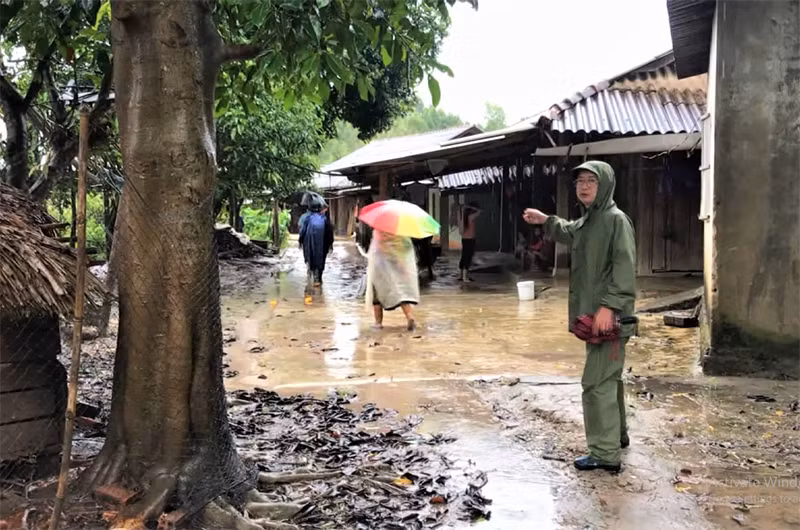 Các hộ dân sinh sống trong lòng hồ thủy lợi Krông Pách Thượng buộc phải di dời phục vụ thi công công trình. 