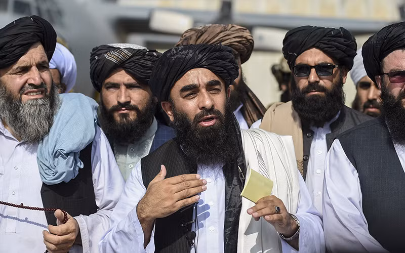 Người phát ngôn của lực lượng Taliban Zabihullah Mujahid (giữa) phát biểu tại sân bay Kabul, Afghanistan, ngày 31/8/2021. (Ảnh: AFP/TTXVN)