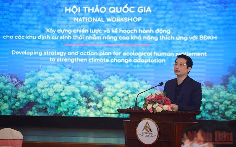 Ông Phan Tuấn Hùng Vụ trưởng Pháp chế Bộ Tài nguyên và Môi trường, Phó Giám đốc ban Quản lý dự án phát biểu khai mạc.