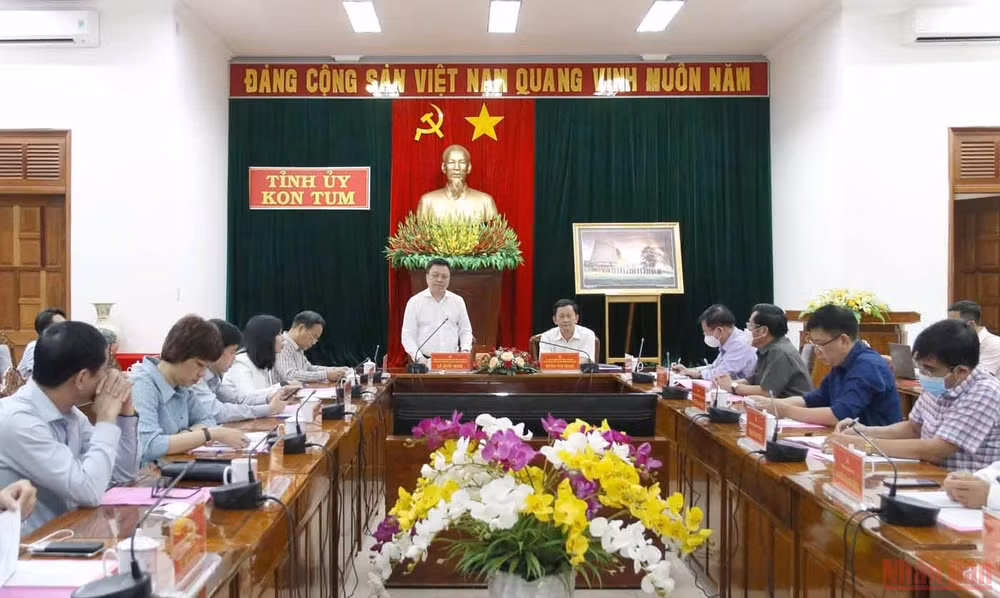Đoàn công tác Báo Nhân Dân thăm và làm việc tại Kon Tum.