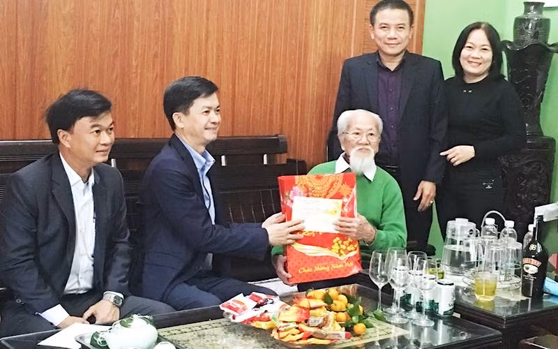 Đồng chí Lê Quang Tùng, Bí thư Tỉnh ủy Quảng Trị và đồng chí Nguyễn Chiến Thắng, Bí thư Thành ủy Đông Hà thăm, chúc Tết cụ Phạm Huề. 