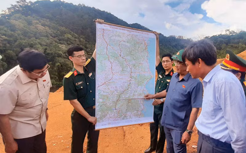 Phó Chủ tịch Quốc hội Trần Quang Phương xem họa đồ tuyến đường Trường Sơn Đông trong chuyến khảo sát.