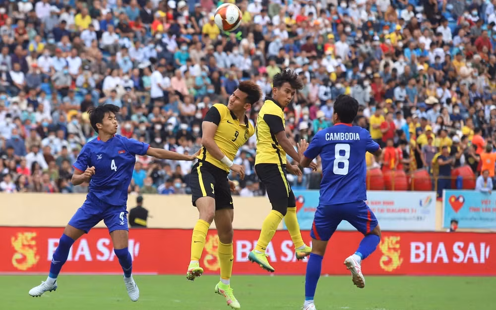 Trận hòa trước U23 Campuchia (áo xanh) đang khiến U23 Malaysia đứng trước nguy cơ mất ngôi đầu bảng B. (Ảnh: FAM)