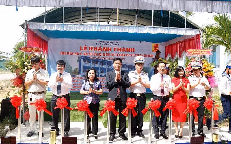 Các đại biểu dự lễ khánh thành và bàn giao công trình.