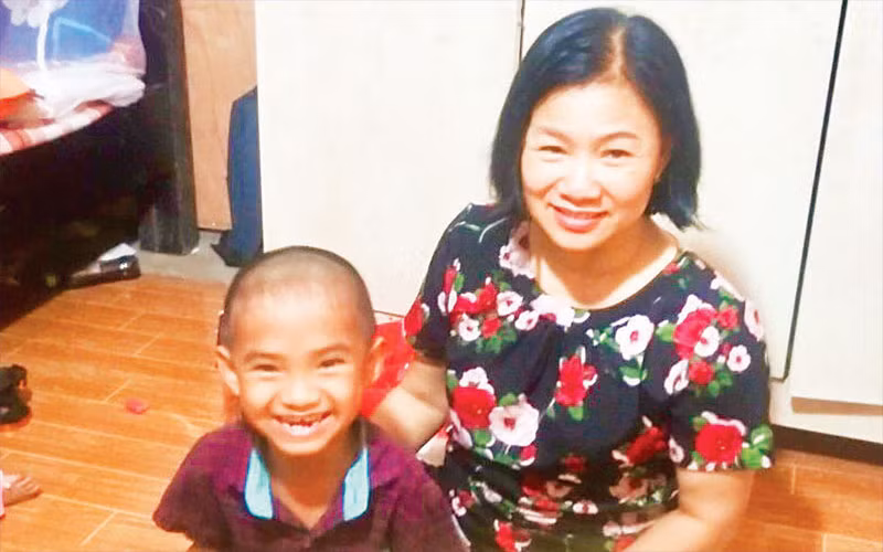 Cô giáo Vương Tuyết Băng và học sinh Nguyễn Hoàng Ân. 