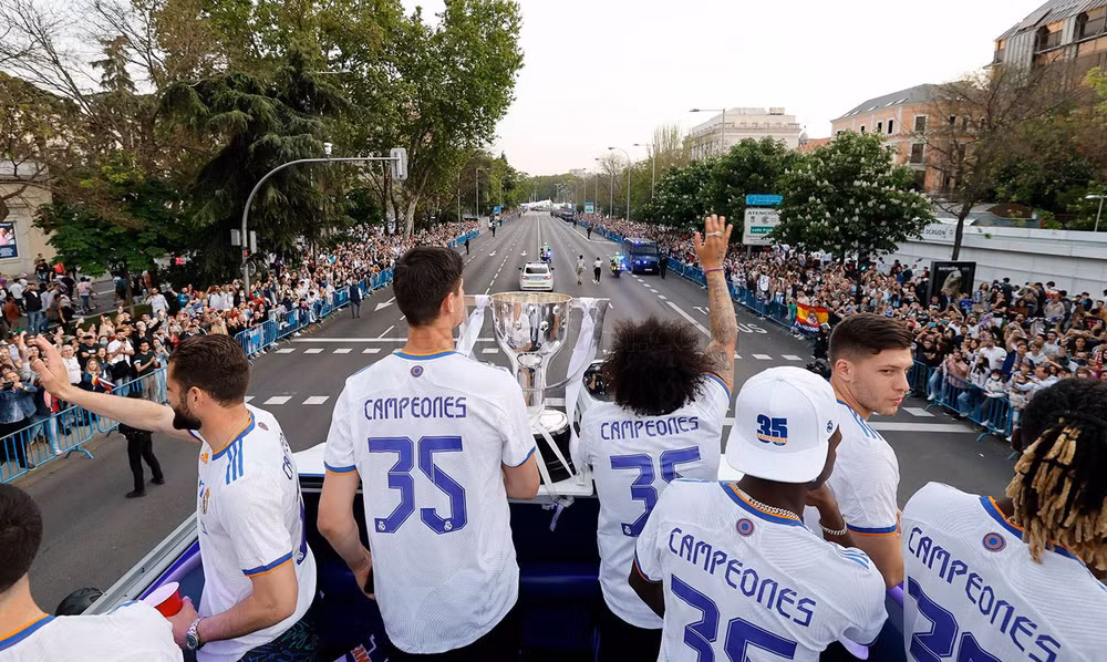 Cận cảnh “biển người” chào đón đương kim vô địch Real Madrid -0