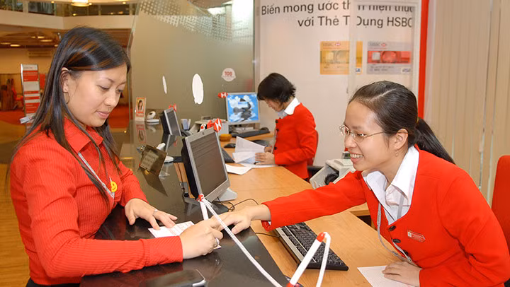 Các ngân hàng đều tung ra các dịch vụ đặc quyền dành cho khách hàng. Ảnh: SONG ANH