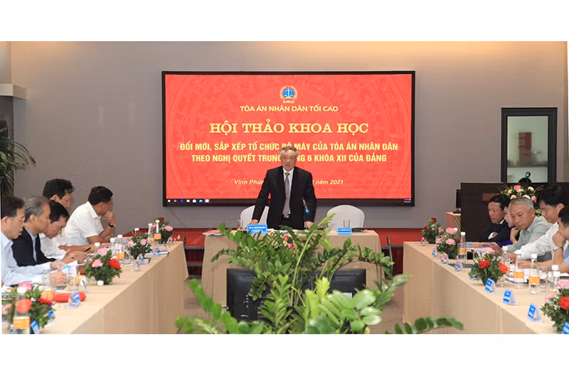 Đồng chí Nguyễn Hòa Bình, Ủy viên Bộ Chính trị, Bí thư T.Ư Đảng, Chánh án Tòa án nhân dân tối cao phát biểu ý kiến tại hội nghị.