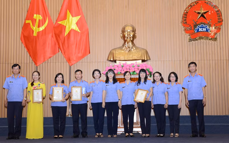 Trao các giải thưởng cho các tập thể, cá nhân tham dự cuộc thi. (Ảnh: PHẠM TÌNH)