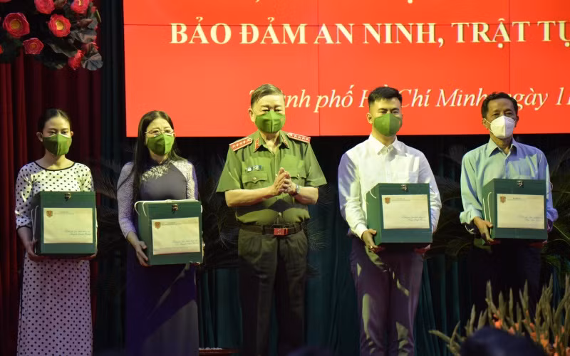 Lực lượng Công an nhân dân phát huy vai trò tuyến đầu, lá chắn phòng, chống dịch Covid-19 -0