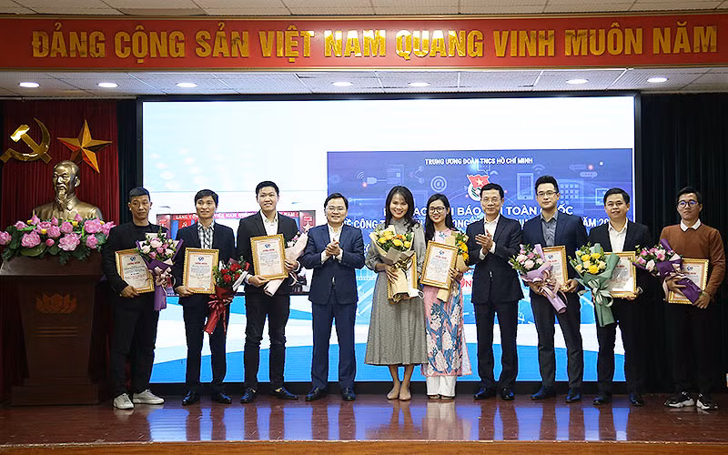 Nhóm tác giả Chương trình truyền hình Đối diện “Chống nhạt Đảng, khô Đoàn trong thanh niên” nhận giải Nhất tại buổi lễ.