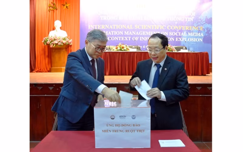 Các đại biểu quyên góp ủng hộ đồng bào miền trung bị ảnh hưởng bởi thiên tai.