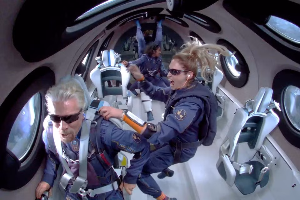 Tỷ phú Richard Branson bay lên vũ trụ trên máy bay 