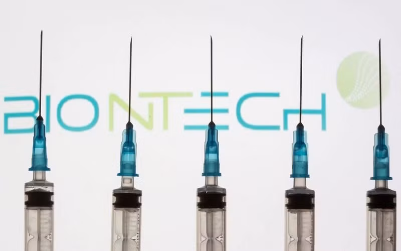 BioNTech đang tiến hành bào chế vaccine cho trẻ từ 5-11 tuổi dựa trên vaccine Comirnaty đã được cấp phép nhưng với liều lượng thấp hơn. (Ảnh: Reuters)