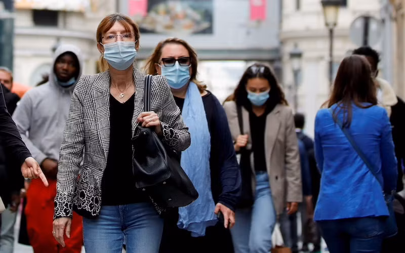 Người dân đeo khẩu trang đi bộ tại một đường phố ở Paris, Pháp, ngày 27/5/2021. (Ảnh minh họa: Reuters)