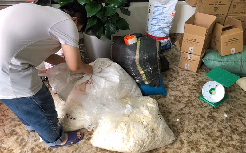 Tạm giữ gần 10 tấn găng tay cao su có dấu hiệu đã qua sử dụng -0