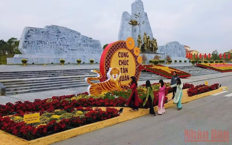Người dân đến tham quan, chụp ảnh check-in tại Quảng trường Hồ Chí Minh thành phố Đồng Hới theo nhóm nhỏ để bảo đảm phòng dịch.