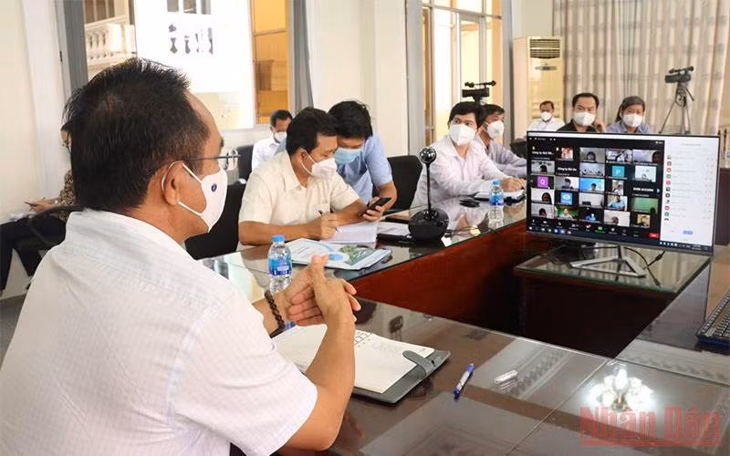 Bí thư Tỉnh ủy Long An đối thoại trực tuyến với hơn 500 doanh nghiệp về phương án khôi phục sản xuất từ 15/9 đến 15/10.