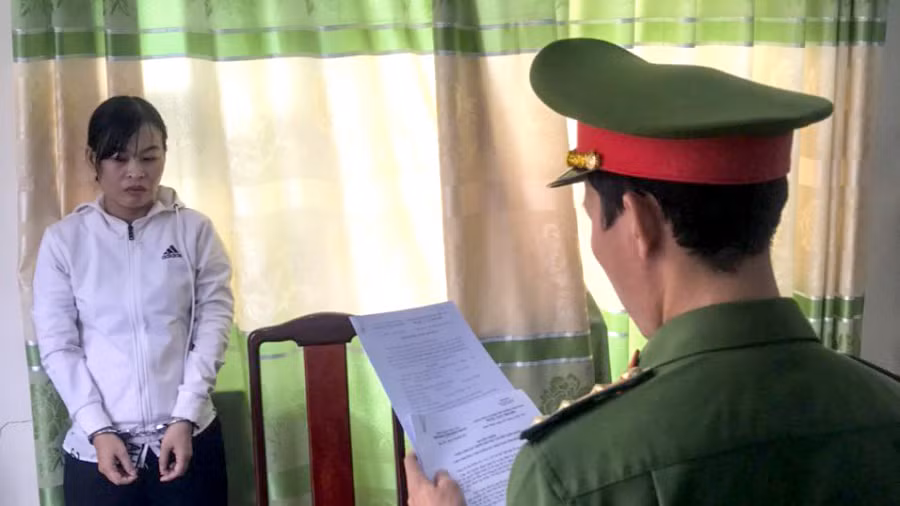 Cơ quan cảnh sát điều tra Công an tỉnh Bình Thuận đọc lệnh bắt tạm giam bị can Lương Thị Hồng Châu. (Ảnh: Công an cung cấp)