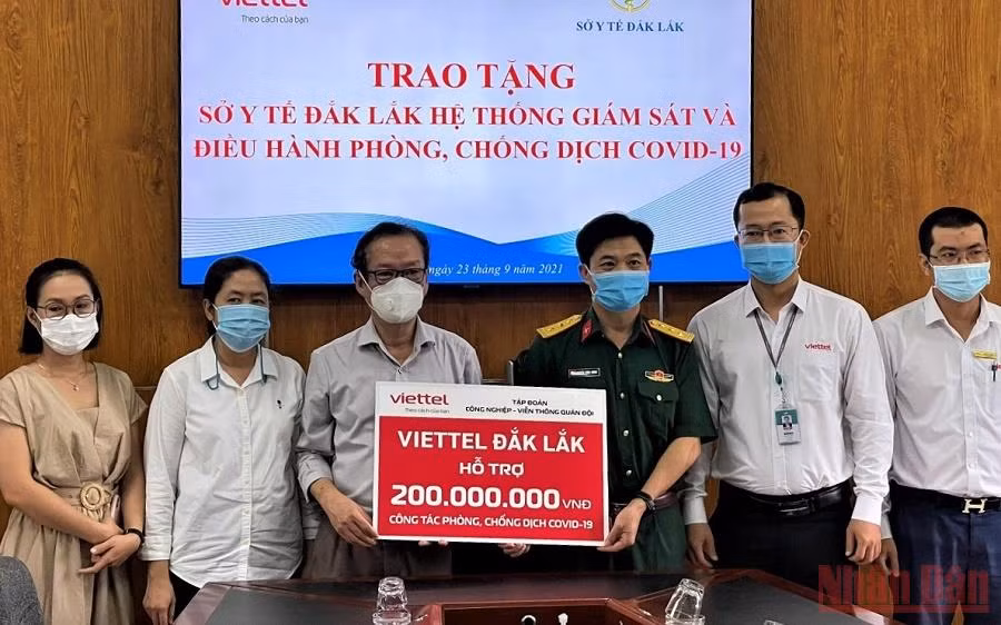 Lãnh đạo Viettel Đắk Lắk trao tặng tượng trưng giá trị hệ thống thiết bị giám sát, điều hành phòng, chống dịch Covid-19 cho Sở Y tế Đắk Lắk. (Ảnh: NGUYỄN CÔNG LÝ).