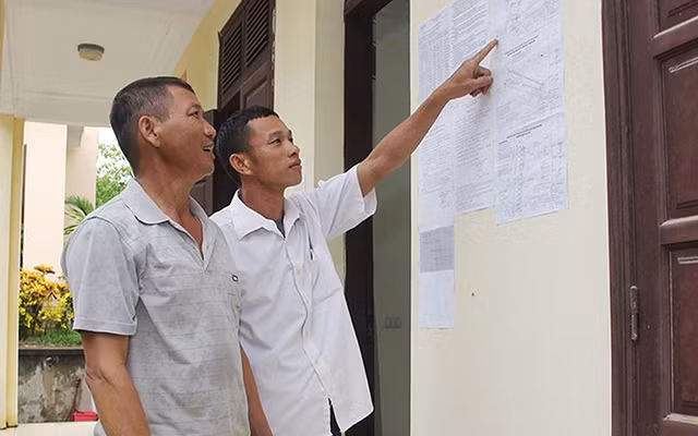 Người dân tìm hiểu quy hoạch vùng đất được đấu giá tại xã Phúc Thành (huyện Yên Thành, tỉnh Nghệ An). Ảnh: Mai Hoa