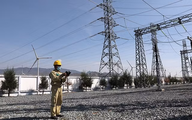 Kiểm tra vận hành trạm biến áp 220 kV Tháp Chàm - trạm mới được EVNNPT nâng công suất để giải tỏa công suất các nguồn năng lượng tái tạo trên địa bàn.