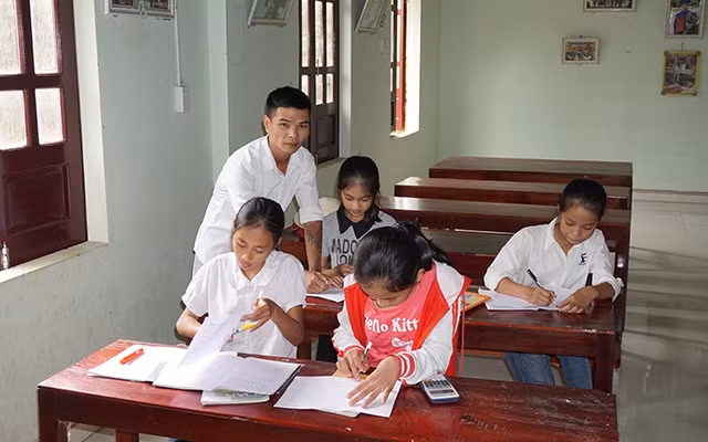 Nguyễn Văn Sỹ từ bỏ ma túy, dạy phụ đạo cho học sinh tại gia đình.