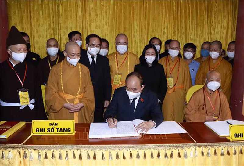 Chủ tịch nước Nguyễn Xuân Phúc viếng Đại lão Hòa thượng Thích Phổ Tuệ -0