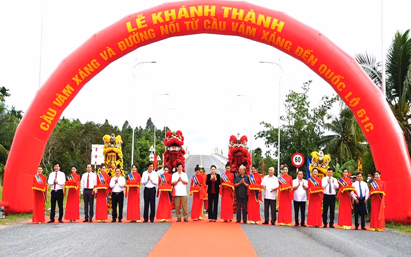 Nguyên Chủ tịch Quốc hội Nguyễn Thị Kim Ngân, lãnh đạo, nguyên lãnh đạo TP Cần Thơ cắt băng khánh thành cầu Vàm Xáng.