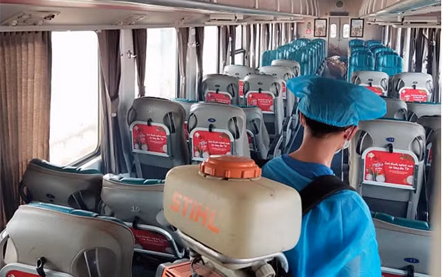 Khử trùng toa xe trước khi đưa vào vận hành. (Ảnh: VNR)