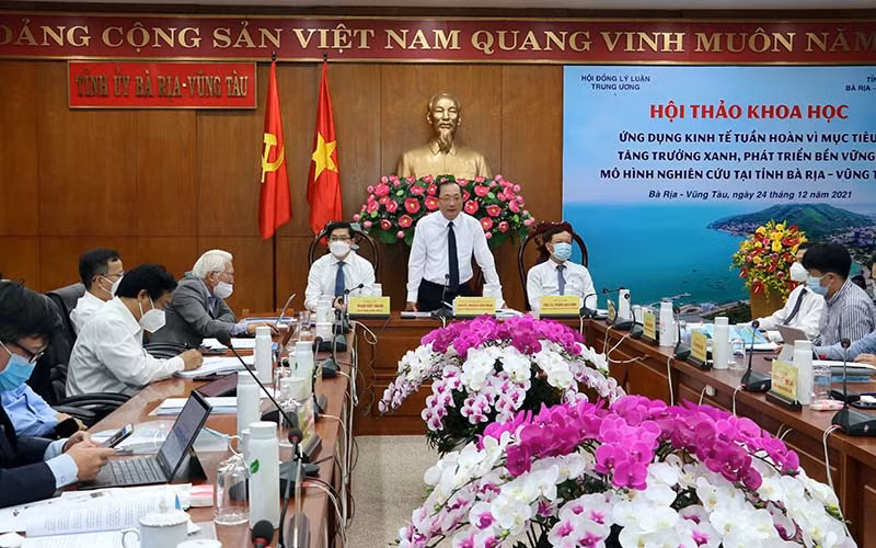 Các đại biểu phát biểu tại Hội thảo.