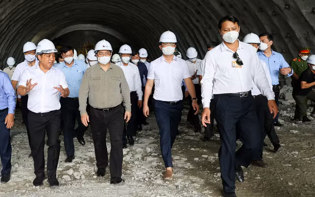 Thủ tướng Phạm Minh Chính tiếp tục kiểm tra, đôn đốc thi công tuyến cao tốc Bắc - Nam -0