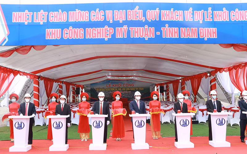 Các đại biểu bấm nút khởi công xây dựng hạ tầng khu công nghiệp Mỹ Thuận.