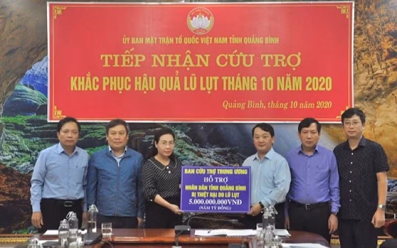 Phó Chủ tịch - Tổng Thư ký UBTƯ MTTQ Việt Nam Hầu A Lềnh, Trưởng ban Cứu trợ T.Ư trao số tiền 5 tỷ đồng hỗ trợ người dân tỉnh Quảng Bình bị thiệt hại do lũ lụt. (Ảnh: daidoanket.vn)