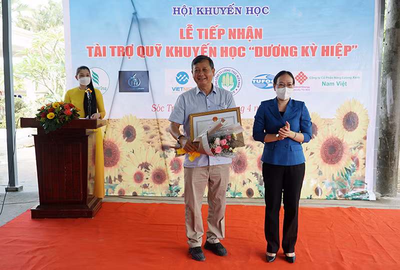Thân quyến nhà cách mạng Dương Kỳ Hiệp vận động đóng góp hơn 5 tỷ đồng gây quỹ học bổng cho học sinh nghèo, hiếu học -0