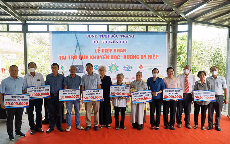 Thân quyến nhà cách mạng Dương Kỳ Hiệp đóng góp quỹ học bổng cho học sinh nghèo hiếu học.