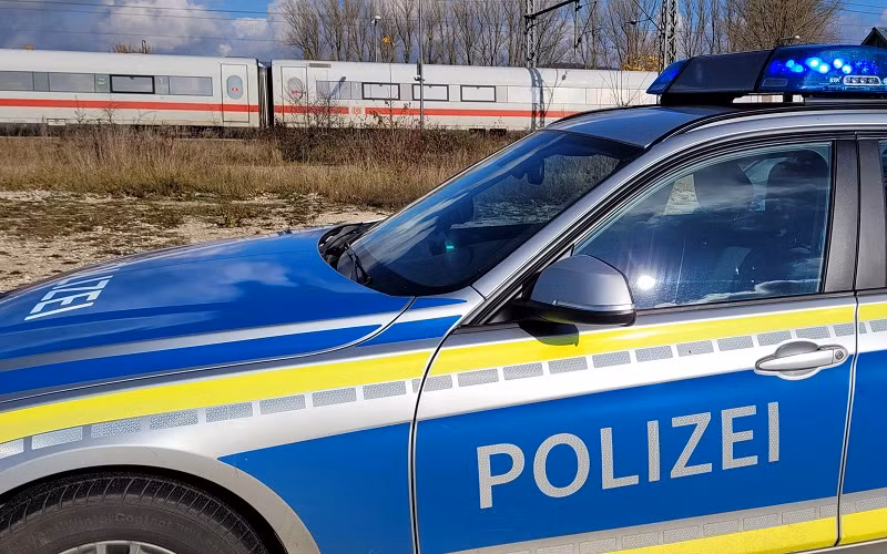 Chuyến tàu hiện đang tạm dừng gần Nurenberg, phía nam bang Bavaria sau vụ tấn công bằng dao ngày 6/11. (Ảnh: Reuters)