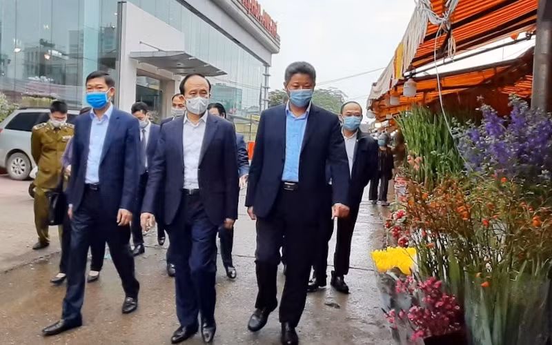 Đồng chí Nguyễn Ngọc Tuấn dẫn đầu đoàn công tác số 3 của Thành ủy Hà Nội kiểm tra công tác phòng, chống dịch Covid-19 tại chợ hoa Quảng Bá (quận Tây Hồ, Hà Nội).