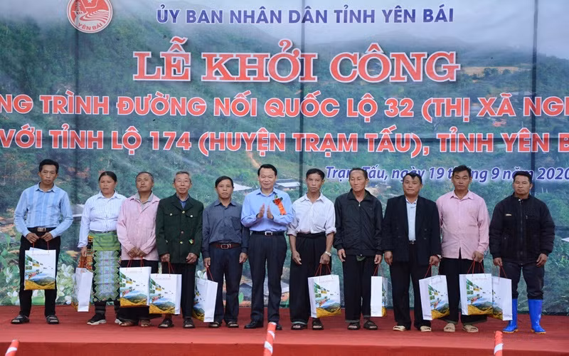 Tặng quà cho người có uy tín, hộ tự nguyện hiến đất làm đường giao thông.