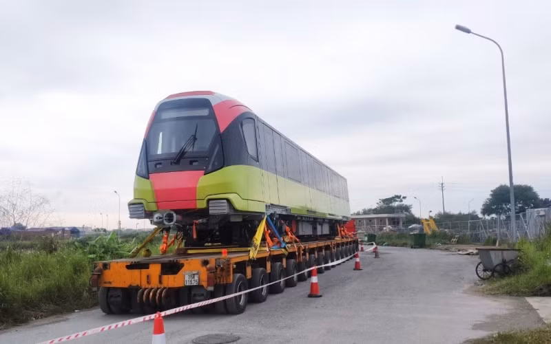 Đoàn tàu được vận chuyển vào bên trong depot Nhổn.