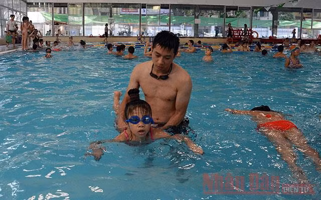 Một lớp dạy bơi cho trẻ em ở Hà Nội (Ảnh minh họa: Minh Hà).